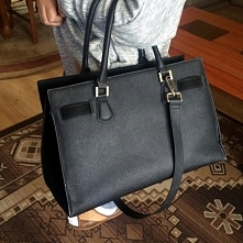 czarna torebka damska H&M 
cena ze sklepu 149zł, ja sprzedaję za 69zł. dostępna na allegro pod nazwą: czarna torebka damska H&M