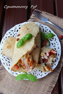 Tortilla z grillowanym kurczakiem i warzywami.