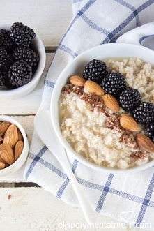 Owsianka z jeżynami i migdałami na zdrowe i sycące śniadanie - przepis -Porridge with blackberries and almonds - healthy breakfast recipe
