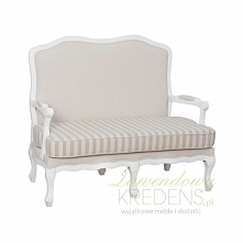 Śliczna sofa w stylu prowansalskim, to mebel pasujący do każdego wnętrza. Jej wykończenie zachwyci każdego.