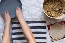 Sajgonki z kurczakiem, warzywami i trzema sosami

Naleśniki wiosenne. Spring Rolls. Popularne w Chinach i południowo-wschodniej Azji małe krokiety z owocami morza, mięsem i warz...