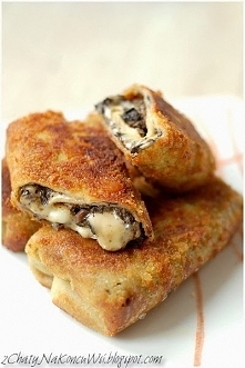 KROKIETY Z PIECZARKAMI I SEREM ŻÓŁTYM 800 g pieczarek 2 cebule oliwa sól, pieprz, słodka papryka 200 g startego sera żółtego naleśniki -> przepis jajo, bułka tarta do paniero...