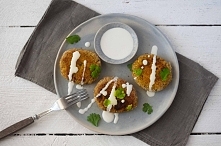 KOTLETY Z KASZY JAGLANEJ Z CIECIERZYCĄ I CUKINIĄ Z JOGURTOWYM SOSEM TAHINI