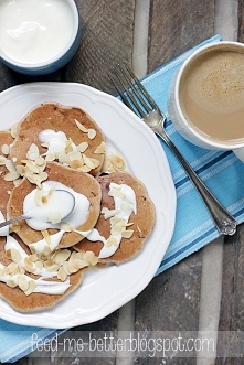 Proteinowe placki z owocami (pancakes).