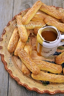 Składniki:

125ml mleka
125ml wody
100g masła
200g mąki pszennej (lub w wersji bezglutenowej: 150g uniwersalnej mąki bezglutenowej)
4 jajka
szczypta soli

Dodatkowo:

ok. ½ szkl...