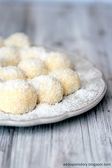 Składniki (na około 15 pralinek):

50 g suszonej żurawiny
75 g wiórków kokosowych 
3 łyżki Amaretto
2 łyżki mleka
65 g zmielonych migdałów bez skórki
100 g miałej czekolady

Prz...