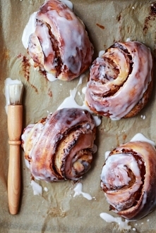 Drożdżówki z pieczonymi śli...