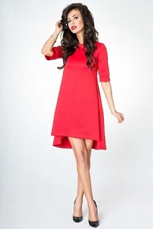 Trapezowa czerwona sukienka z ozdobnym trenem