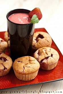 Muffiny cynamonowe z truskawkami.