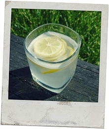 Napój izotoniczny z cytryną i miodem (składniki na około pół litra napoju):

- 500 ml wody (niegazowanej, zmineralizowanej)

- miód (2 łyżki)

- sok z połowy cytryny

- szczypta...