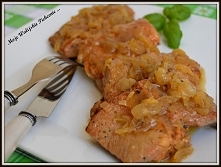 SCHAB W CEBULI A'LA STEK

Składniki:

    6 plastrów schabu
    3 średnie cebule
    sól
    pieprz ziołowy
    słodka papryka
    olej
Schab pokroić na plastry w poprzek w...