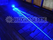 Die Blaue 5000mw Laserpointer, es gibt besonders helle und schön Lichtstrahl. Es können auch Beleuchtung und Zündung. Besonders geeignet für die Nacht . Auch kann Wasser- und st...