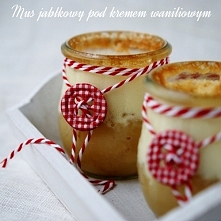 mus jabłkowy pod kremem waniliowym