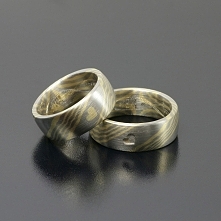 Wyjątkowe obrączki mokume gane z palladu i żółtego złota próby 750, dodatkowo wlutowane serce w damskiej i wycięte w męskiej. Urocze! Inne Obrączki