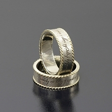 Lord of the Rings
Białe złoto i żółty wieniec dookoła obrączek.
Inne Obrączki