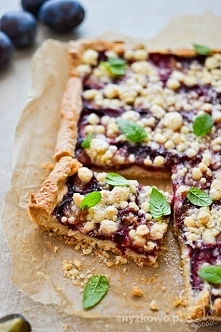 Składniki :
2 szklanki mąki,
1 płaska łyżeczka proszku do pieczenia, 
140g zimnego masła,
1 jajko,
3 łyżki cukru,
1 kg śliwek,
1 łyżka brązowego cukru.
Przygotowanie :

Na stoln...