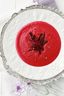 Wyjątkowo pyszna zupa krem z upieczonych buraków z mlekiem kokosowym.