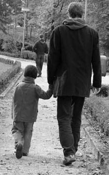 Zamożny tata pokazał swojemu dziecku, jak żyją ubodzy ludzie. To, co powiedział na końcu chłopiec, totalnie zszokowało ojca!