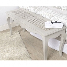 Szara ława w stylu prowansalskim stojąca na finezyjnych nogach oraz o nietypowym blacie.