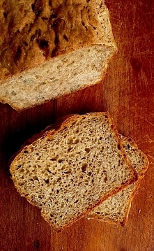 W domowym chlebie jest coś wyjątkowego. Pięknie pachnie, ma niesamowitą strukturę i smakuje