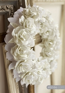 papierowy wieniec z róz (wz...