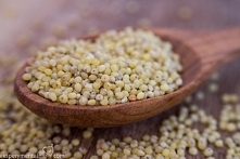 Kasza jaglana oprócz tego, że nie zawiera glutenu, posiada wiele wartościowych składników odżywczych, m.in. krzemionka (stawy, włosy, paznokcie), witaminy z grupy B (włosy i paz...