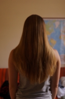 Pomocy! 
Mam w końcu długie włosy, ale też spory problem. U nasady są się przetłuszczają, a końcówki są przesuszone i zniszczone (po rozjaśnieniu to w ogóle katastrofa...). 
Zna...