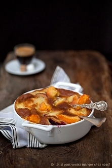 Clafoutis z morelami

Porcja dla 4 osób:
200 ml mleka
150 g mąki
120 g masła
100 g cukru
100 ml śmietanki
4 jajka
1 laska wanilii
szczypta soli
morele (śliwki, czerwoną porzeczk...