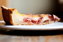 TARTA ZE ŚLIWKAMI ZAPIECZONYMI W WANILIOWYM KREMIE