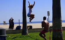 Sprawdź 5 prostych ćwiczeń na dolne partie ciała (brzuch, pośladki i uda), które wykonasz w domu.

Jeżeli to Ci nie wystarczy, zawsze możesz znaleźć zajęcia ABT na FitPlanner :)...