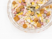 Sałatka: ser, szynka, papryka, kukurydza, jajka, itd.