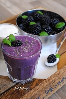 jeżynowy

- 150-200g jeżyn (+/- jedno pudełko)
- 1,5 szklanki mleka sojowego (krowie, inne roślinne)
- 1 banan
*opcjonalnie: nasiona chia do posypania

Jeżyny płuczemy pod bieżą...