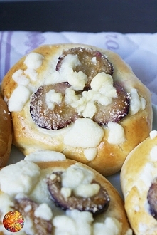 My Culinary Art: Drożdżówki ze śliwkami i kruszonką