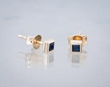 Szafiry w prostych kolczykach.