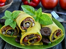 Naleśniki z grzybami i suszonymi pomidorami
Składniki:

    1 małe jajko,
    1/2 łyżeczki kurkumy,
    1 szklanka mleka,
    200g mąki tortowej,
    sól,
    pieprz,
    1 mała...