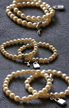 bransoletki z perełek z zawieszkami - kluczyk i kłódka