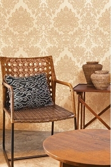 Ciepłe wnętrze, podkreślone tapetą o ciekawym wzorze. Tapeta wykonana w 100%  z wiskozy.