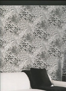 Motywy zwierzęce to wciąż jeden z dominujących wzorów między innymi w aranżacji wnętrz. W tym wypadku wykorzystany jako tapeta ścienna.