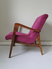 Fioletowy fotel prl po renowacji