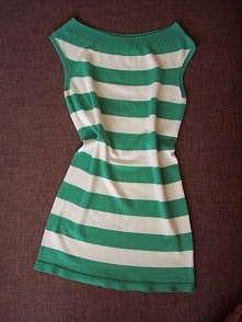 Tunika marki Marks&Spencer w rozmiarze 36. Materiał bardzo przyjemny w dotyku, rozciągliwy: 79% wiskoza, 21% poliamid. Wymiary tuniki:  długość 73 cm, szerokość 41 cm.