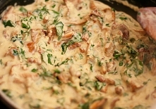 KURKI W KREMOWYM SOSIE Z MAKARONEM