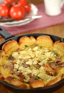 Śniadaniowa tarta z bułek i jajek