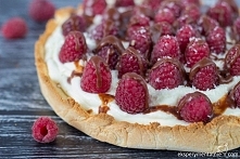 Bezglutenowa Tarta z malinami i mascarpone forma o średnicy 20 cm spód: 120 g mąki kokosowej 2 jajka 2 łyżki oleju kokosowego szczypta soli łyżka stewii 50 ml wody (ja nie dodał...