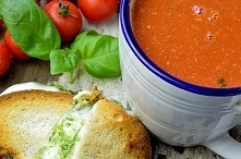 Zupa pomidorowa z Włoską nutką. Podawana z zapiekanymi grzankami i pesto.