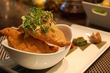 Warzywne samosa (indyjskie pierożki) z miętowym chutney