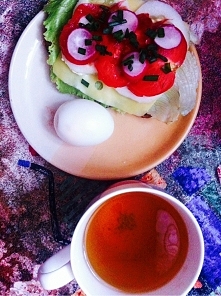 dzien jak co dzien :D kromka chleba purpur z warzywami, jajko gotowane + zielona herbata