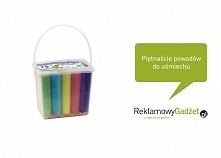 Dziecięca zabawa rysowana kolorową kredą.