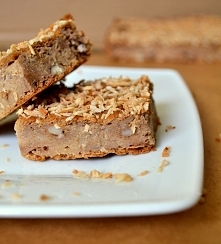 Ciasto jaglane z jabłkami, cynamonem i orzechami