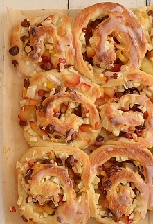 Drożdżowe ślimaczki z jabłkami, śliwkami, rodzynkami i orzechami (prawie bez wyrabiania)