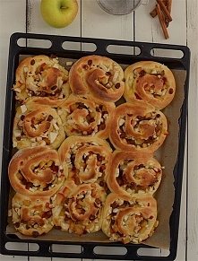 Drożdżowe ślimaczki z jabłkami, śliwkami, rodzynkami i orzechami (prawie bez wyrabiania)
